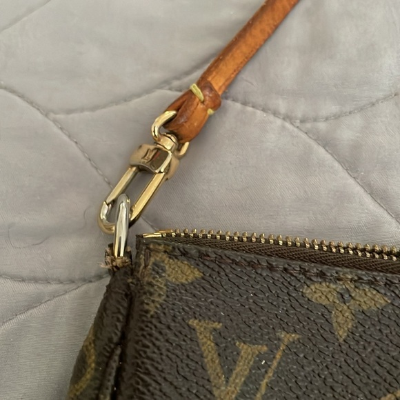 Authentic Louis Vuitton Pochette
bag is in excellent preowned condition - Picture 3 of 7